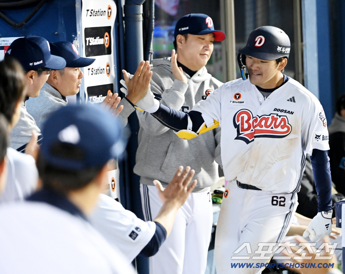 29일 잠실야구장에서 열린 삼성과 두산의 경기. 7회말 안재석이 우중월 솔로홈런을 치고 김원형 감독과 기쁨을 나누고 있다. 잠실=허상욱 기자 wook@sportschosun.com/2026.04.29/