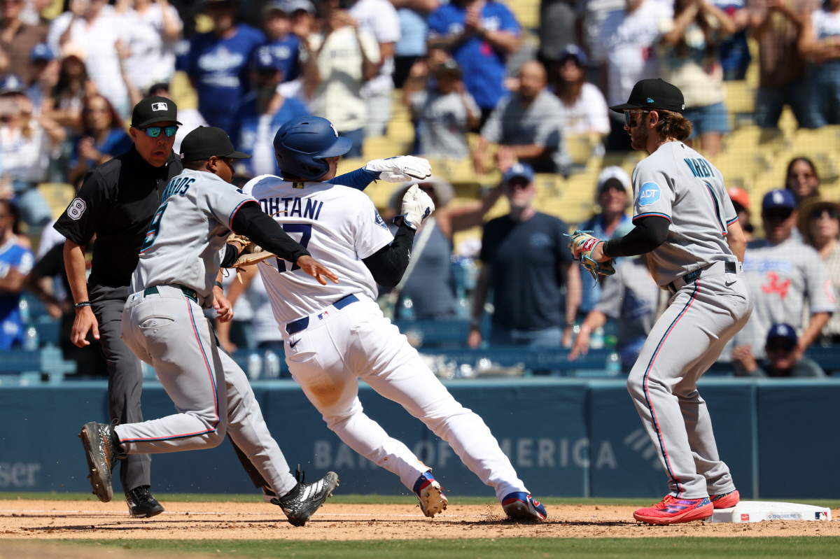 Apr 29, 2026; Los Angeles, California, USA; Los Angeles Dodgers designated hitter Shohei Ohtani (17) is tagged out by Miami Marlins second baseman Xavier Edwards (9) during a game-ending double play in the ninth inning at Dodger Stadium. AP연합뉴스