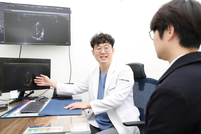 인천힘찬종합병원 순환기내과 김민식 과장 진료 모습.
