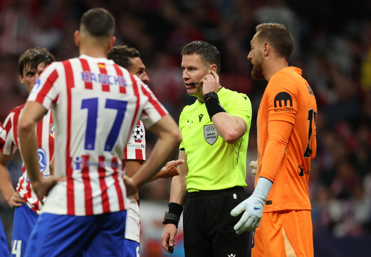 Soccer Football - UEFA Champions League - Semi Final - First Leg - Atletico Madrid v Arsenal - Riyadh Air Metropolitano, Madrid, Spain - April 29, 2026 Referee Danny Makkelie listens to a VAR review for possible penalty REUTERS/Isabel Infantes