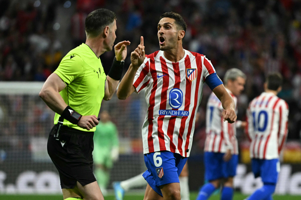 Atletico Madrid's Spanish midfielder #06 Koke gestures to Dutch referee Danny Makkelie (L) after he withdrew a penalty following a VAR revision during the UEFA Champions League semi-final first leg football match between Club Atletico de Madrid and Arsenal at the Metropolitano stadium in Madrid on April 29, 2026. (Photo by Javier SORIANO / AFP)