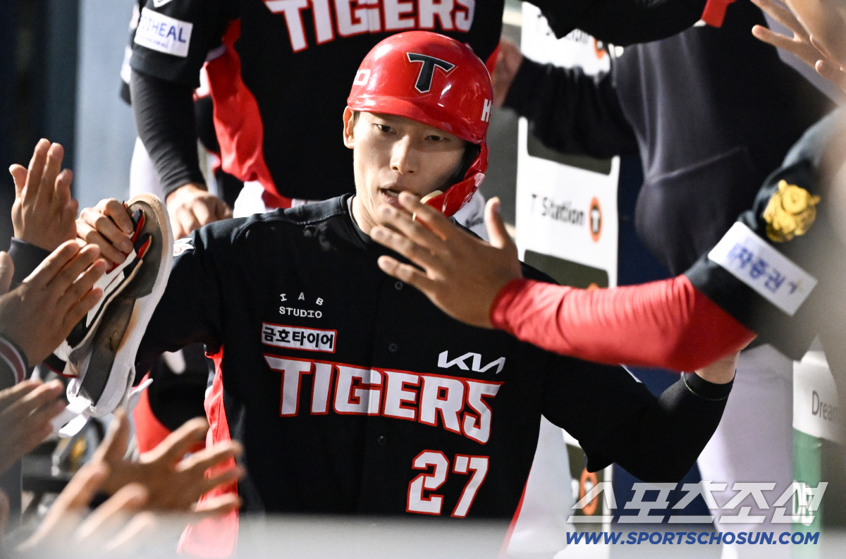 17일 잠실구장에서 열린 두산과 KIA의 경기. KIA 데일, 김호령이 득점하고 있다. 잠실=박재만 기자 pjm@sportschosun.com/2026.04.17/