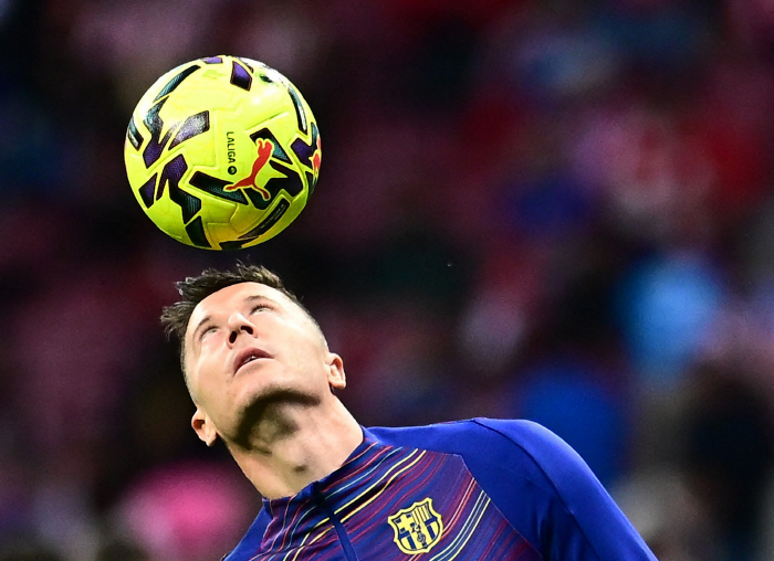 '韓 축구 차기 9번' 오현규 초비상, 손흥민 뒤이을 'EPL 빅클럽' 이적 가능성 물거품 되나...하필 경쟁자가 'SON도 범접 불가' 월드클래스 공격수