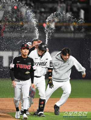 2년 16억 왜 도장 안찍나 했는데...버틸만 했네, 홈런 2위-타점 3위 '헐값' 계약 되나