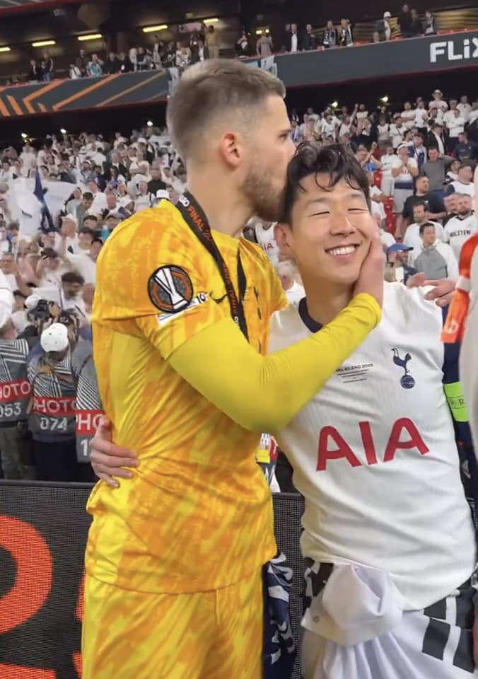 손흥민 그렇게 사랑했지만, SON급 충성심은 없다...토트넘 탈출 1호 유력 '비카리오, 인터밀란 합의 완료'