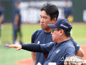 전준우 한동희 2군행? → 김태형 롯데 감독 "올릴 선수도 없다. 지금이 정예 멤버" [부산 현장]