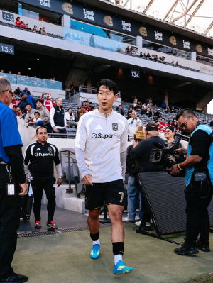 "쏘니 신기록 세웠다" 손흥민, 교체 불만 후 명단 제외→환상 2도움 작렬...MLS 공식 인정 "SON 아니었으면 무승부"
