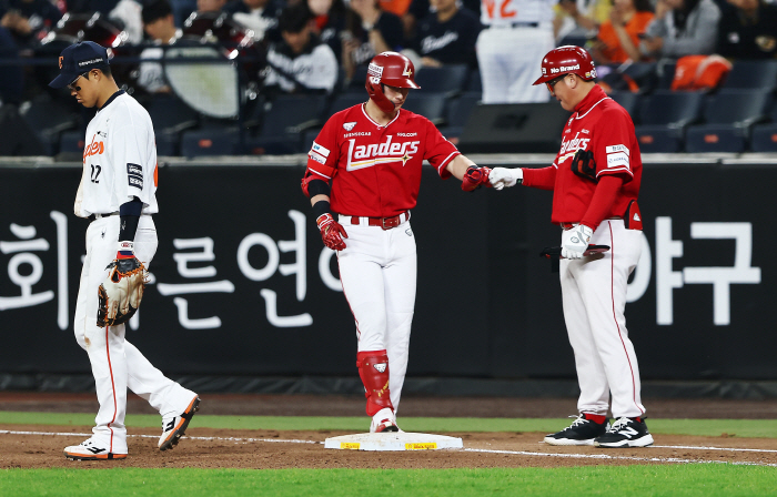 '기습 번트에 깨진 RYU 퍼펙트 → 14득점' 한화 잡은 SSG 위닝시리즈