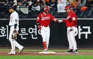 '기습 번트에 깨진 RYU 퍼펙트 → 14득점' 한화 잡은 SSG 위닝시리즈[대전 리뷰]