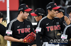 4경기 연속 끝내기패 대굴욕 위기...LG엔 최후의 보루가 있었다, 1008일만 '감격 세이브'