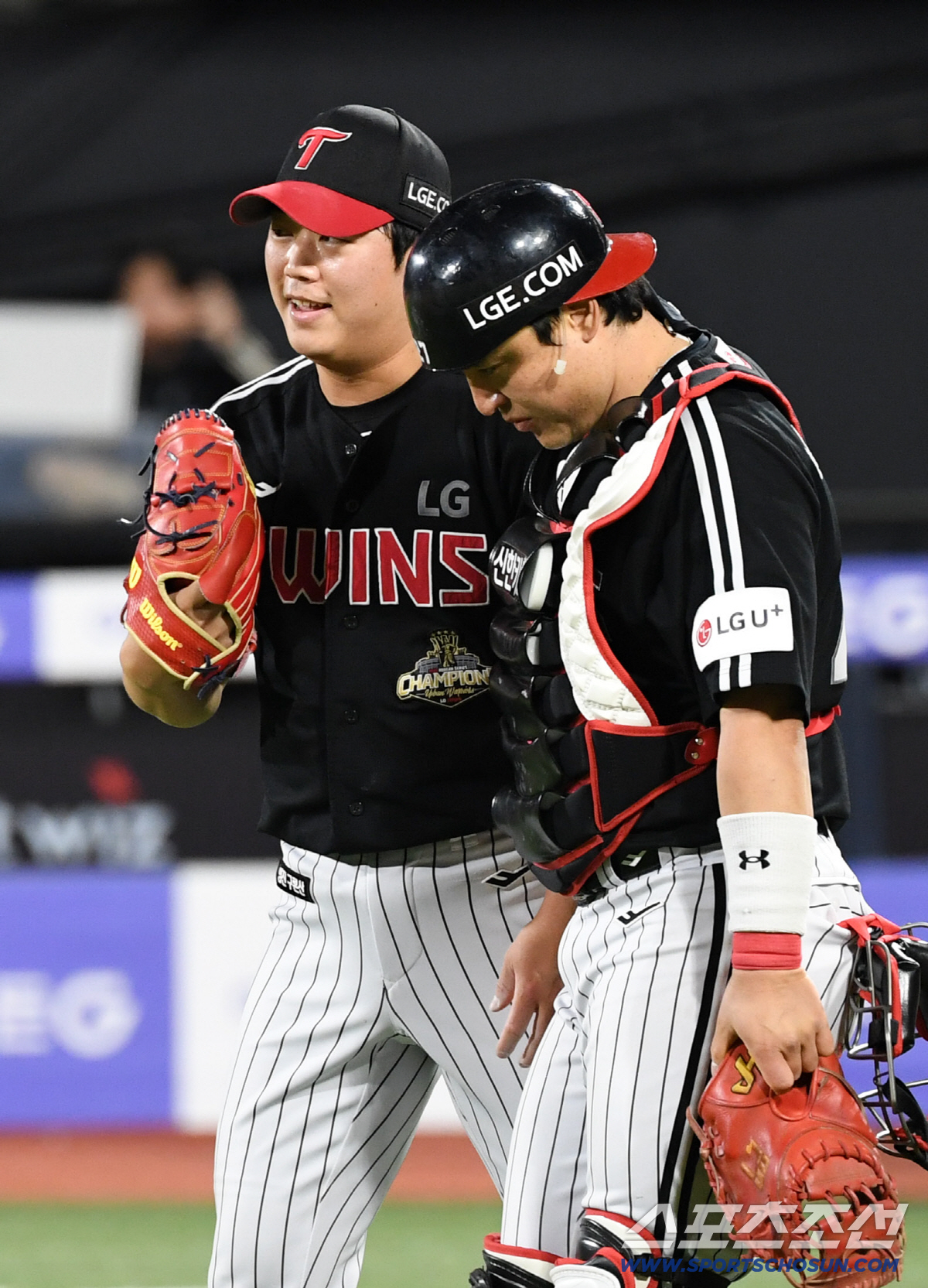 30일 수원KT위즈파크에서 열린 KT와 LG의 경기. 승리한 LG 함덕주, 박동원이 기뻐하고 있다. 수원=박재만 기자 pjm@sportschosun.com/2026.04.30/