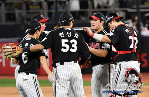 다른 팀이었다면 100% 무너졌다...오스틴 '꽈당' 악재도 이겨낸, 이게 챔피언 LG의 힘이다