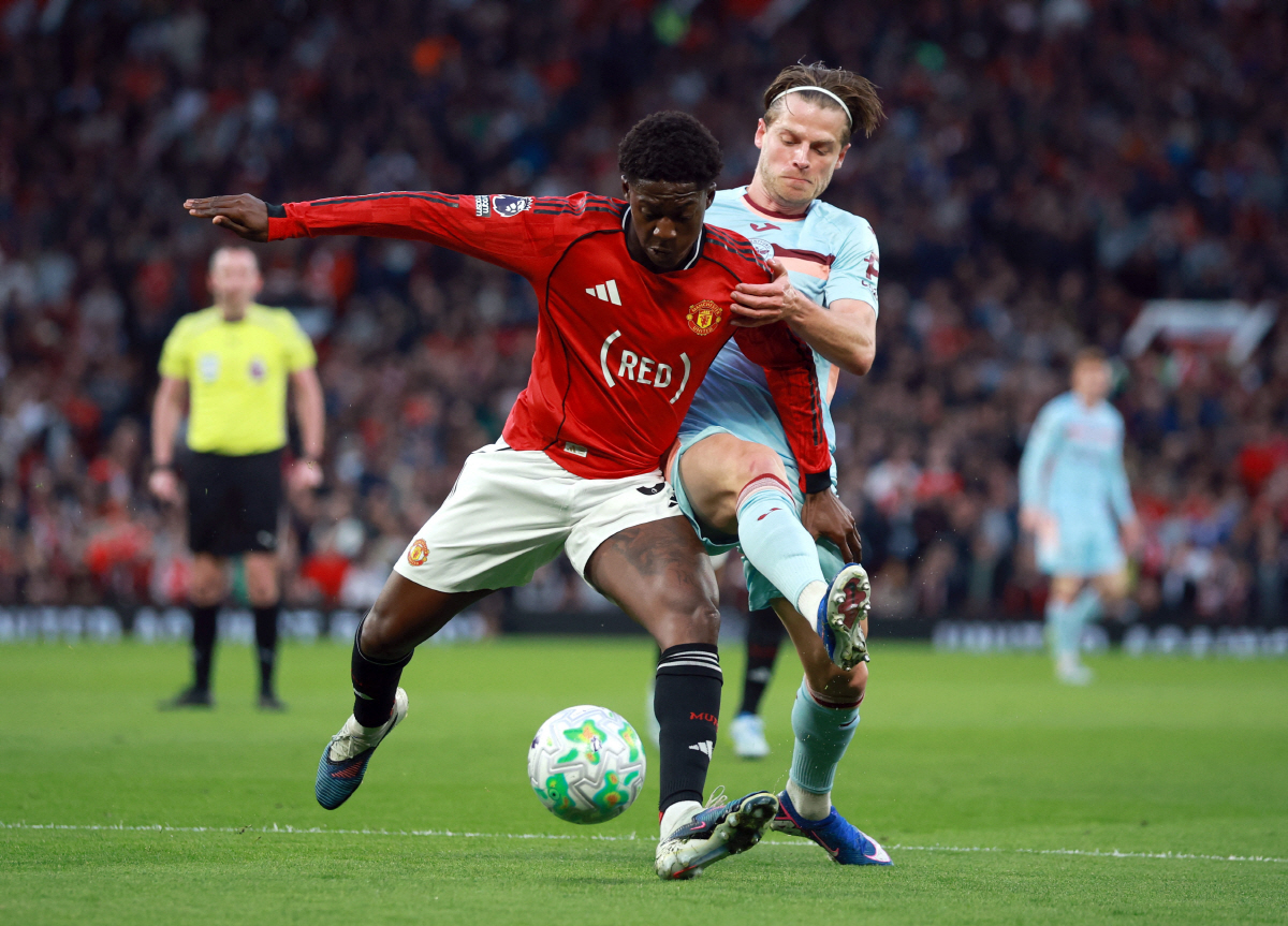 브렌트포드전에 나선 마이누(왼쪽) 로이터