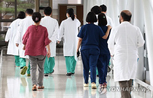 "한국 의사 71% 주 6일 이상 근무"…전공의·개원의 최장"