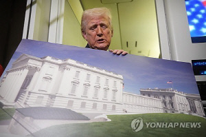 `만찬장 총격` 사건 있었지만…"백악관 연회장 건설 반대 56%"