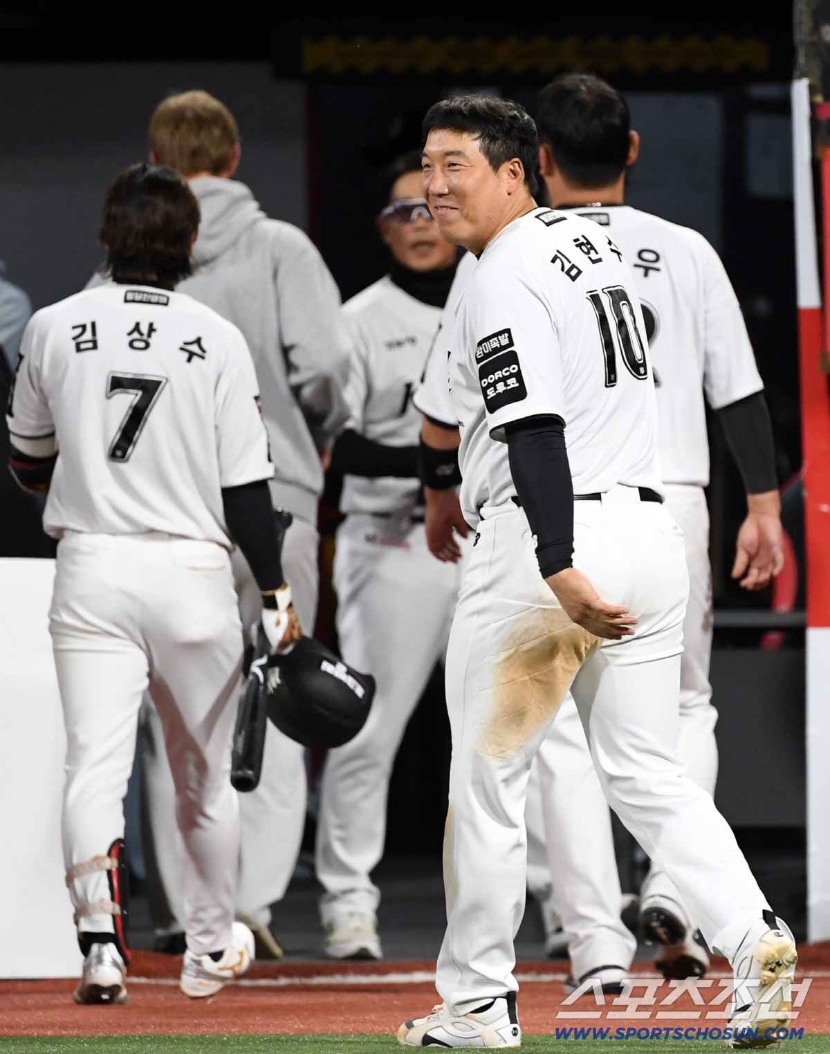 경기 종료 후 김현수는 친정팀 선수들을 바라보며 미소 지었다.