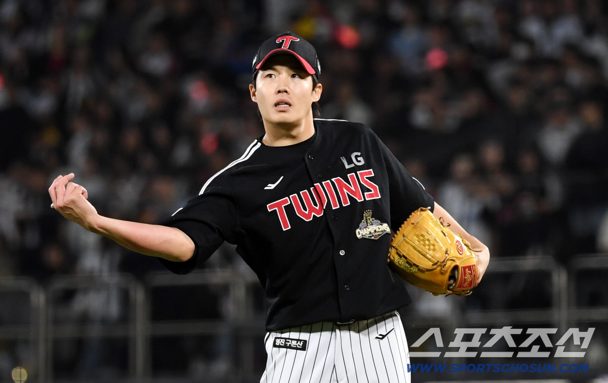 선발 투수에게 자장 어렵다는 1회. 임찬규는 빠르게 아웃카운트 2개를 잡고 김현수와 맞대결을 준비했다.