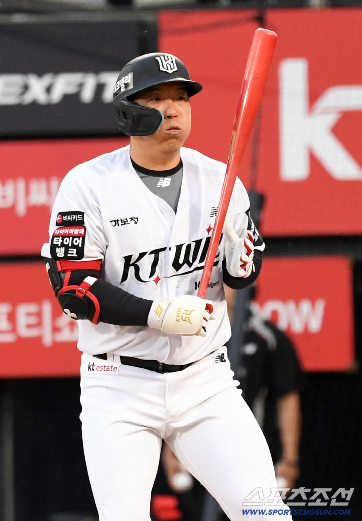 약속했던 초구 커브가 아니라 직구가 들어오자 순간 당황한 김현수.