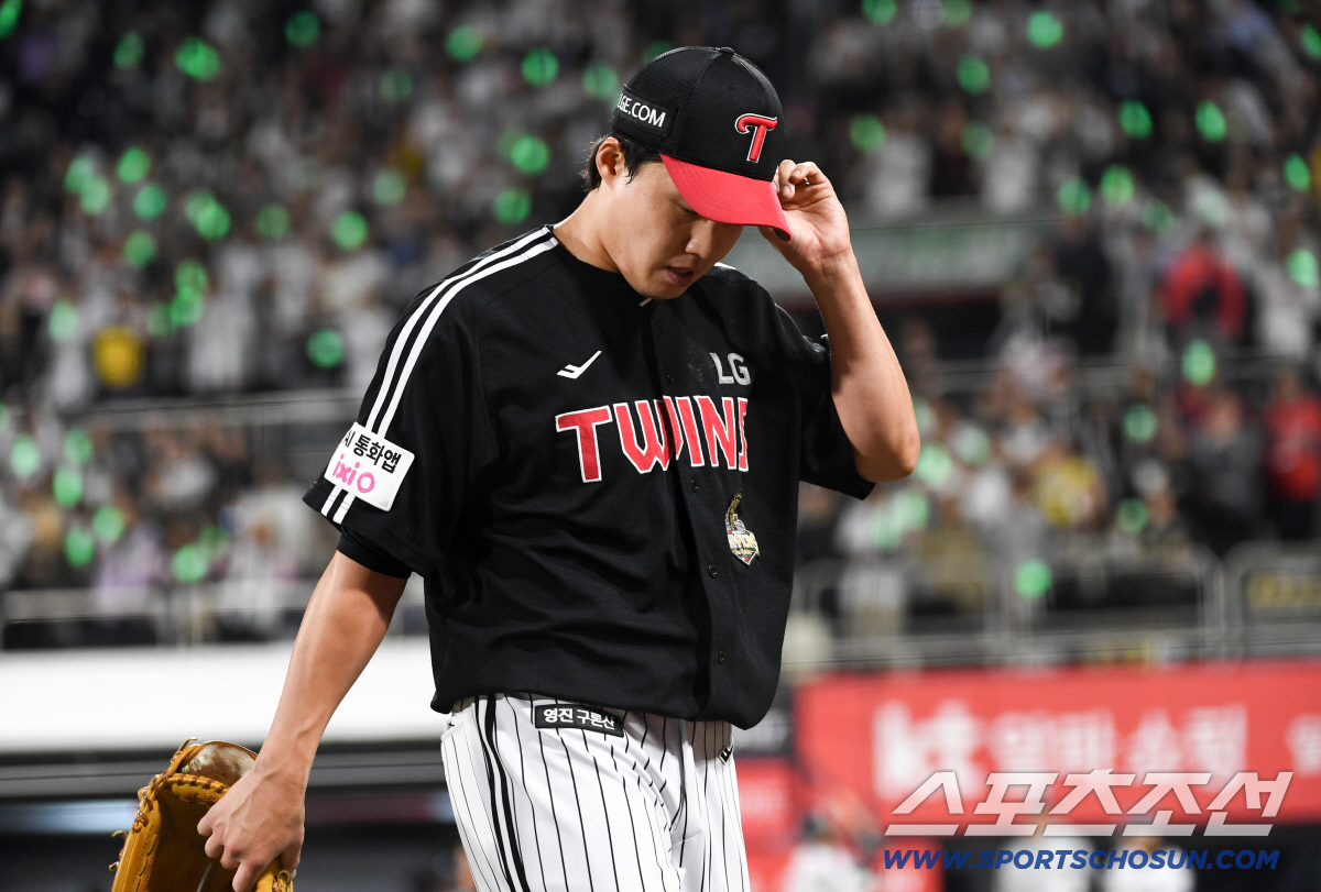 승리 투수 요건을 눈앞에 두고 5회 2사 이후 동점을 허용한 임찬규는 고개를 떨궜다.