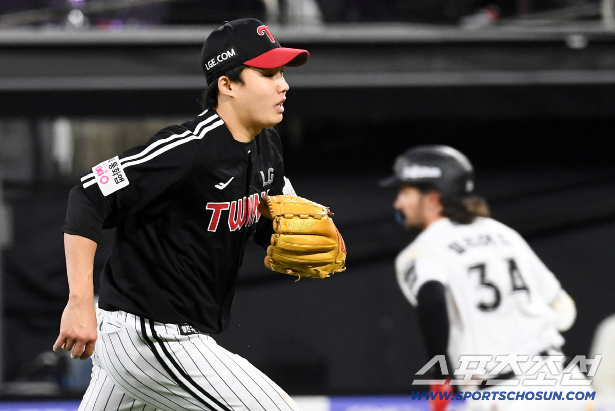 5회말 2사 만루 KT 힐리어드에게 동점 적시타를 허용한 LG 임찬규.