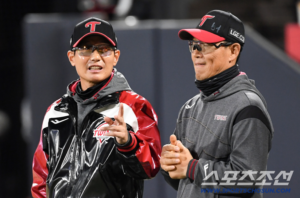 4월 마지막 경기 값진 승리 후 기뻐한 염경엽 감독.