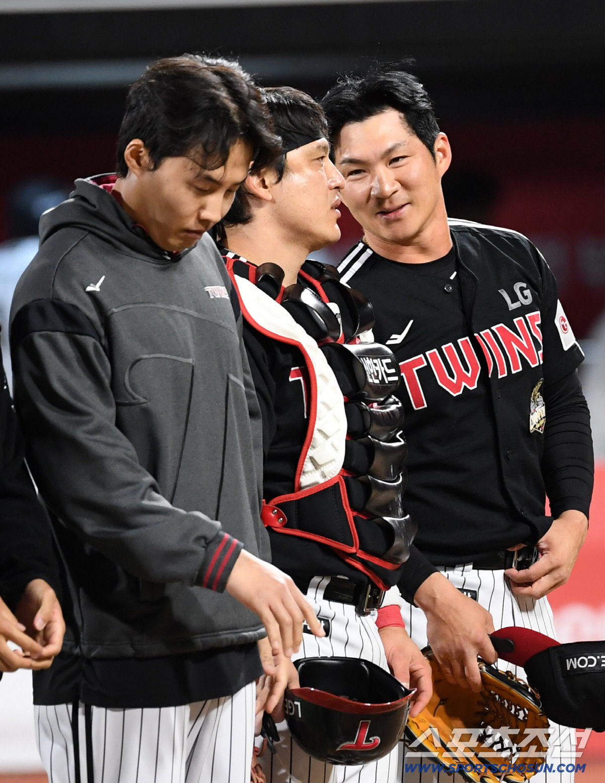 모두가 승리에 웃었지만 임찬규는 굳은 표정으로 경기장을 나섰다.