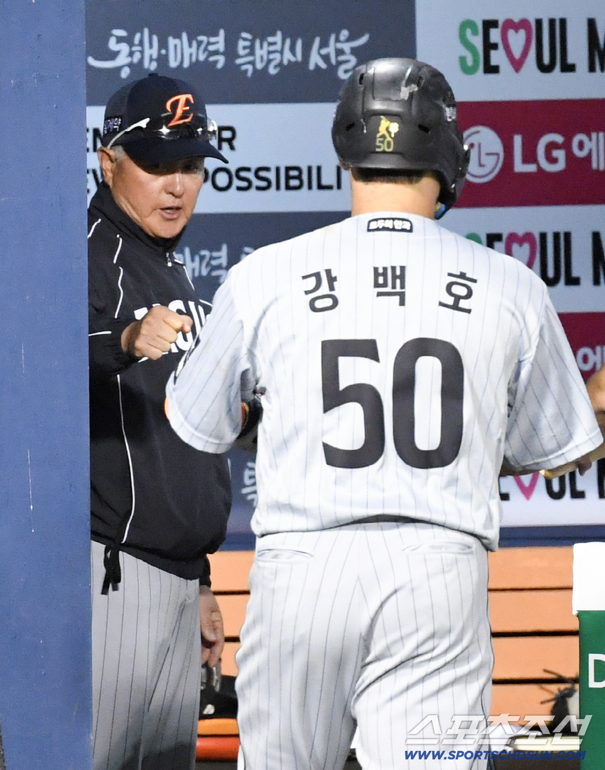 23일 잠실구장에서 열린 LG와 한화의 경기. 한화 김경문 감독이 득점한 강백호를 반기고 있다. 잠실=박재만 기자 pjm@sportschosun.com/2026.04.23/