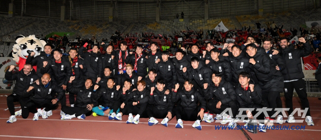 한국과 아이슬란드의 평가전이 11일 화성종합경기타운에서 열렸다. 한국이 1대0으로 승리했다. 경기 종료 후 진행된 출정식에서 벤투 감독과 선수들이 그라운드를 돌며 기념촬영을 하고 있다. 화성=허상욱 기자 wook@sportschosun.com/2022.11.11/