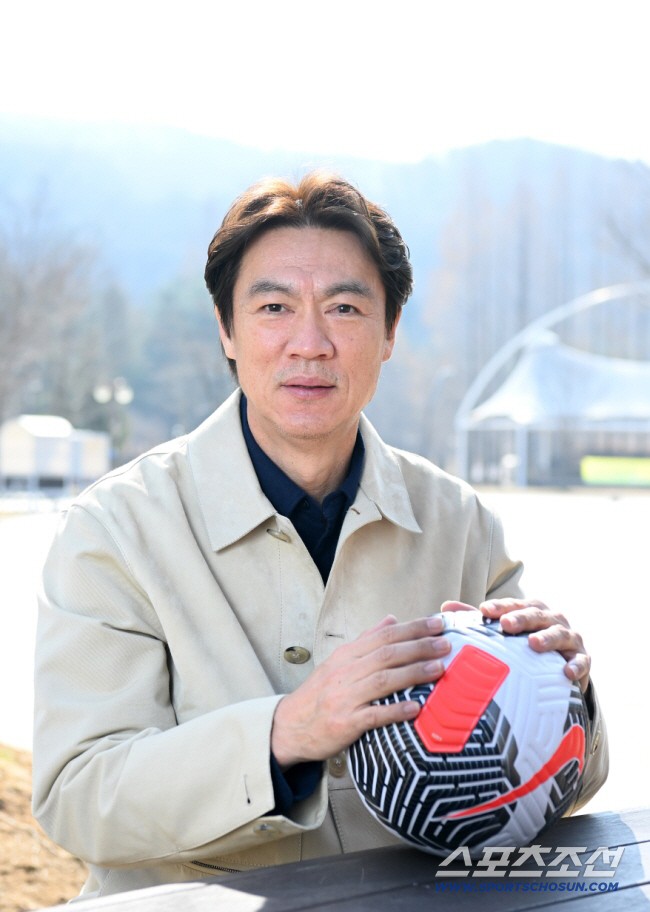 홍명보 축구 국가대표팀 감독이 17일 경기도 분당 율동공원에서 진행된 스포츠조선과의 인터뷰에 앞서 포즈를 취하고 있다. 분당=허상욱 기자 wook@sportschosun.com/2026.03.17/