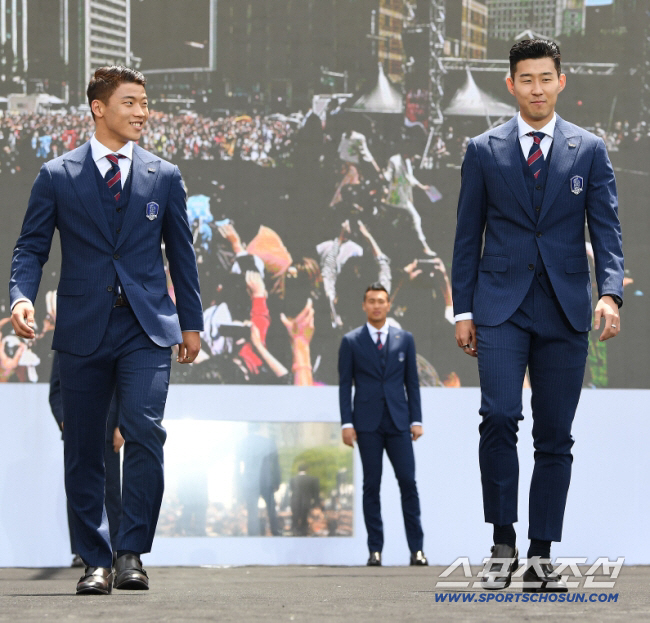 2018 러시아월드컵에 출전하는 축구대표팀의 서울광장 출정식이 21일 오후 서울광장에서 열렸다. 차범근, 최순호 레전드가 황희찬, 김신욱, 손흥민과 함께 입장하고 있다. 정재근 기자 cjg@sportschosun.com/2018.05.21/