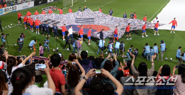 2018 러시아월드컵에 출전하는 축구대표팀의 서울광장 출정식이 21일 오후 서울광장에서 열렸다. 차범근, 최순호 레전드가 황희찬, 김신욱, 손흥민과 함께 입장하고 있다. 정재근 기자 cjg@sportschosun.com/2018.05.21/