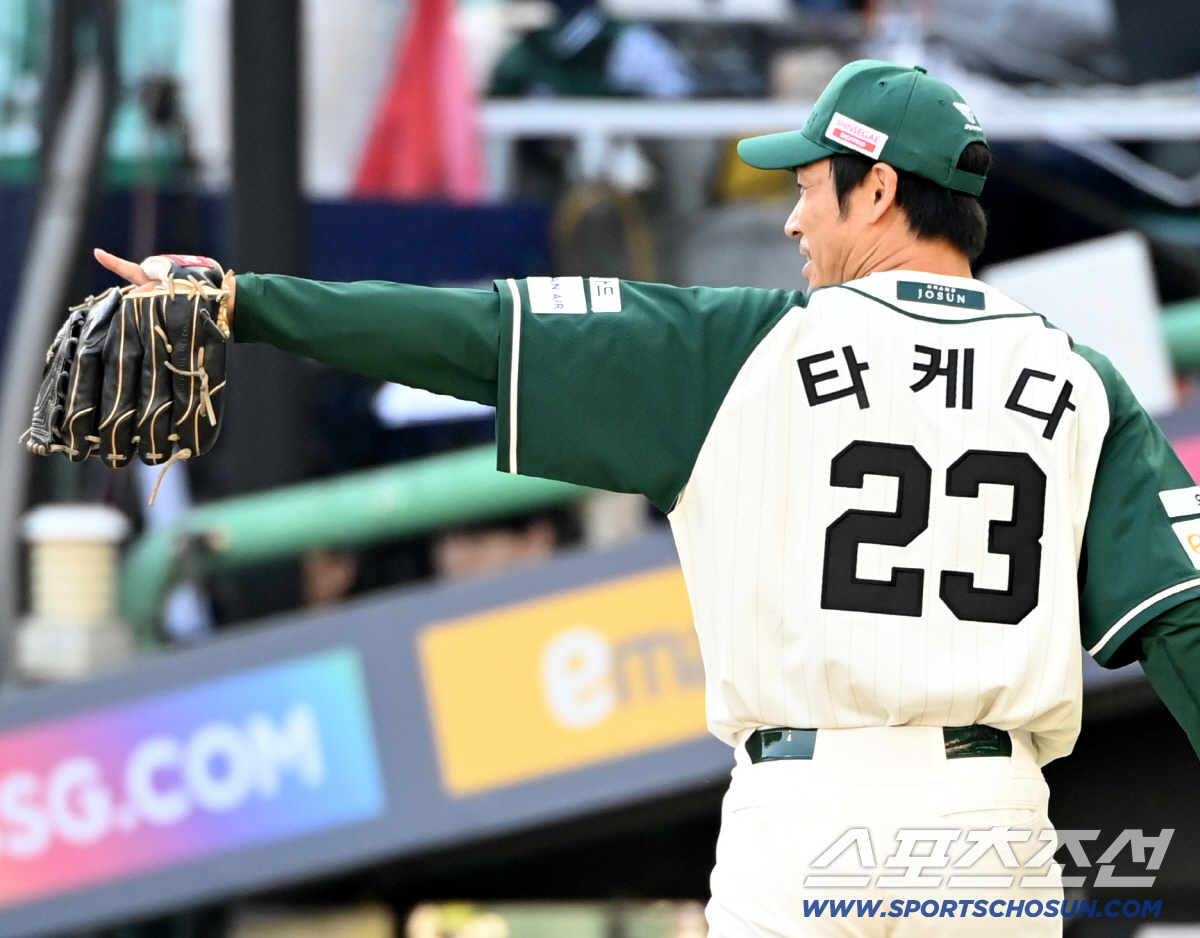 1일 인천SSG랜더스필드에서 열린 롯데와 SSG의 경기. 2회초 2사 1,2루 타케다가 호수비를 펼친 유격수 정준재에 미소를 지으며 손짓하고 있다. 인천=허상욱 기자 wook@sportschosun.com/2026.05.01/