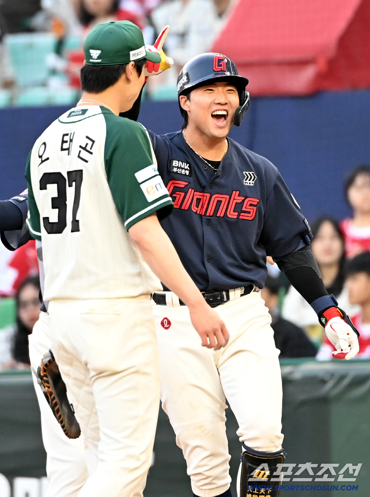1일 인천SSG랜더스필드에서 열린 롯데와 SSG의 경기. 6회초 2사 만루 손성빈이 2타점 적시타를 치고 환호하고 있다. 인천=허상욱 기자 wook@sportschosun.com/2026.05.01/