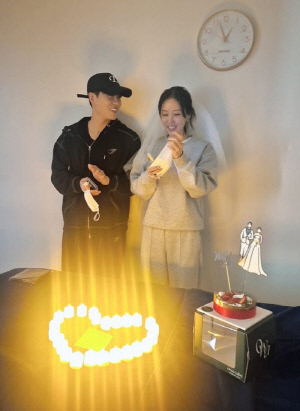 '문원♥' 신지, 결혼 하루 앞두고 '깜짝 선물' 받았다 "미리 축하 감사해요"