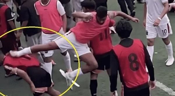 [오피셜]"상대 뒤통수에 쿵푸킥 가격" 18살 유망주의 '충격 행태'…3년 출장정지 중징계→"커리어에 심각한 데미지"