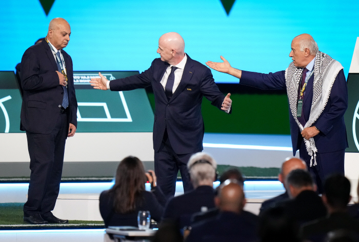 FIFA 회장의 무리한 '이-팔레스타인 화해 연출샷→'악수 강요' 실패 초황당 '망신살'