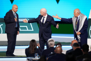 FIFA 회장의 무리한 '이-팔레스타인 화해 연출샷→'악수 강요' 실패 초황당 '망신살'