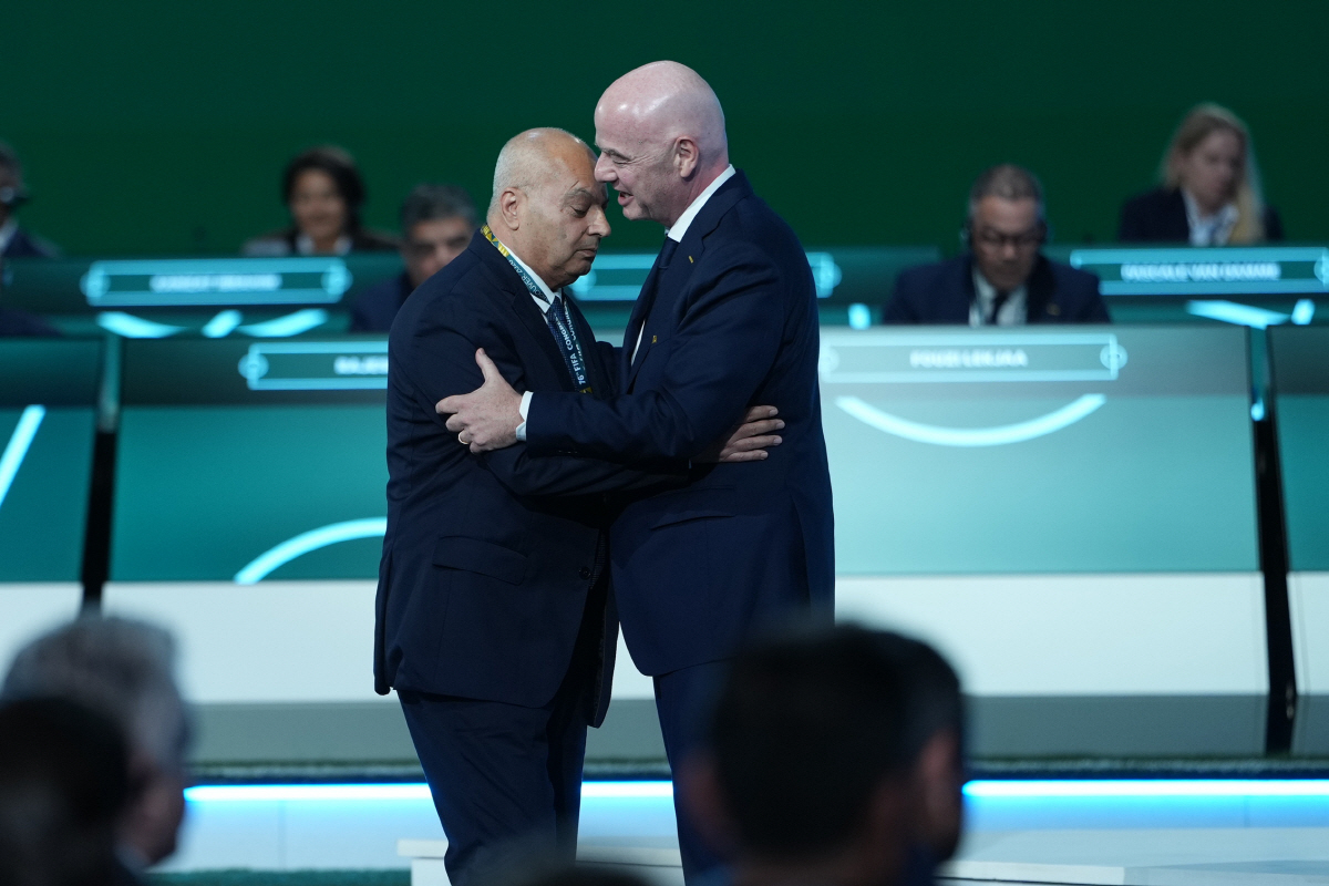 FIFA 회장의 무리한 '이-팔레스타인 화해 연출샷→'악수 강요' 실패 초황당 '망신살'