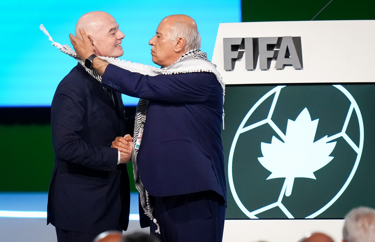 FIFA 회장의 무리한 '이-팔레스타인 화해 연출샷→'악수 강요' 실패 초황당 '망신살'
