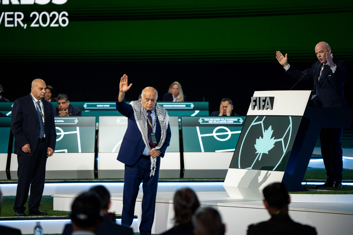FIFA 회장의 무리한 '이-팔레스타인 화해 연출샷→'악수 강요' 실패 초황당 '망신살'