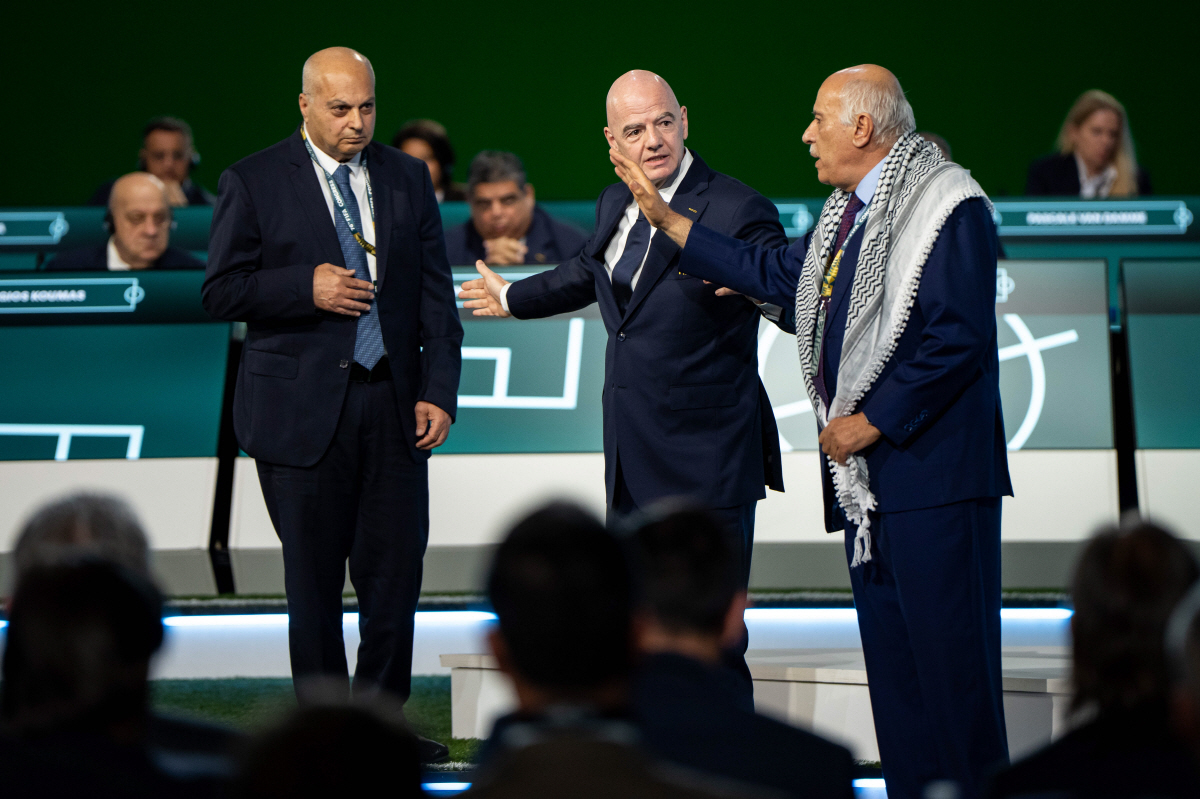 FIFA 회장의 무리한 '이-팔레스타인 화해 연출샷→'악수 강요' 실패 초황당 '망신살'