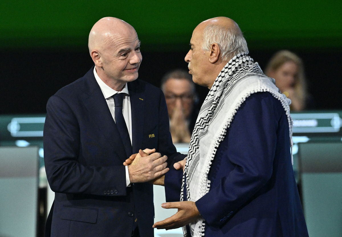 FIFA 회장의 무리한 '이-팔레스타인 화해 연출샷→'악수 강요' 실패 초황당 '망신살'