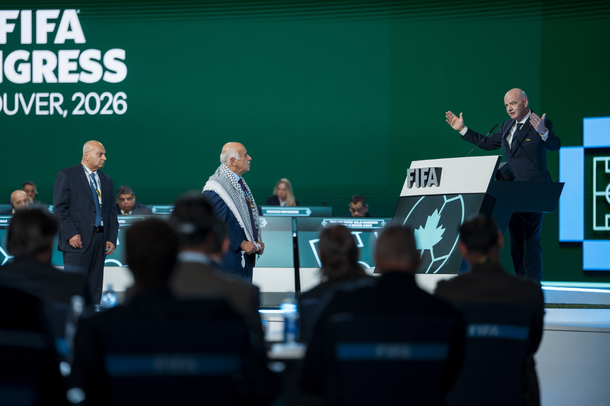 FIFA 회장의 무리한 '이-팔레스타인 화해 연출샷→'악수 강요' 실패 초황당 '망신살'