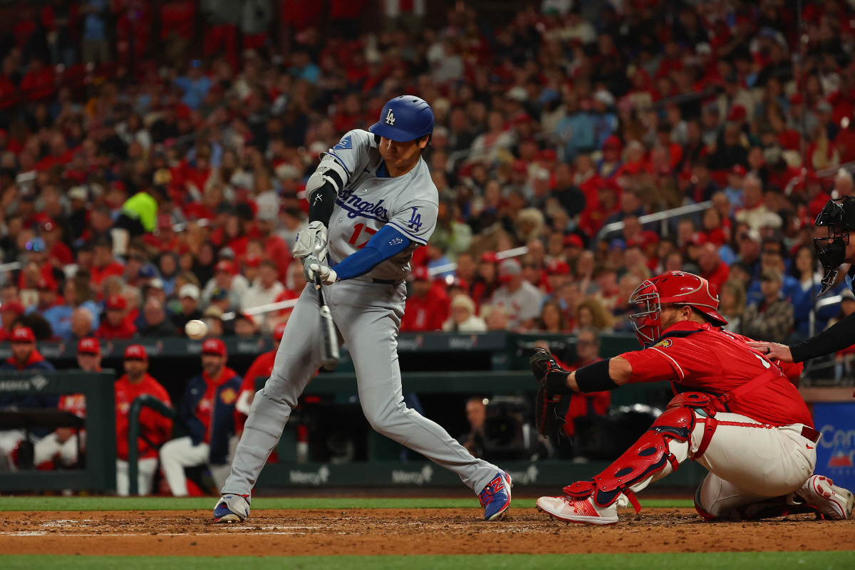 ST LOUIS, MISSOURI - MAY 1: Shohei Ohtani #17 of the Los Angeles Dodgers flies out against the St. Louis Cardinals in the sixth inning at Busch Stadium on May 1, 2026 in St Louis, Missouri. Dilip Vishwanat/Getty Images/AFP (Photo by Dilip Vishwanat / GETTY IMAGES NORTH AMERICA / Getty Images via AFP)