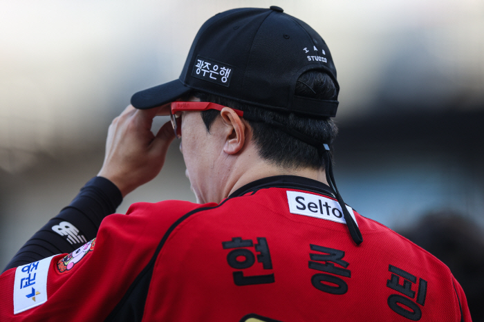 "1루1루, 아니 왜?" 대투수 한숨 나온 결정적 순간 → 사령탑의 이례적인 아쉬움 토로…박민은 왜 더블아웃을 노리지 않았나 [포커스]