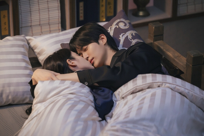 아이유♥변우석, 결혼 후 첫 동침...한 이불 덮고 '로맨틱 정점' ('21세기대군부인')