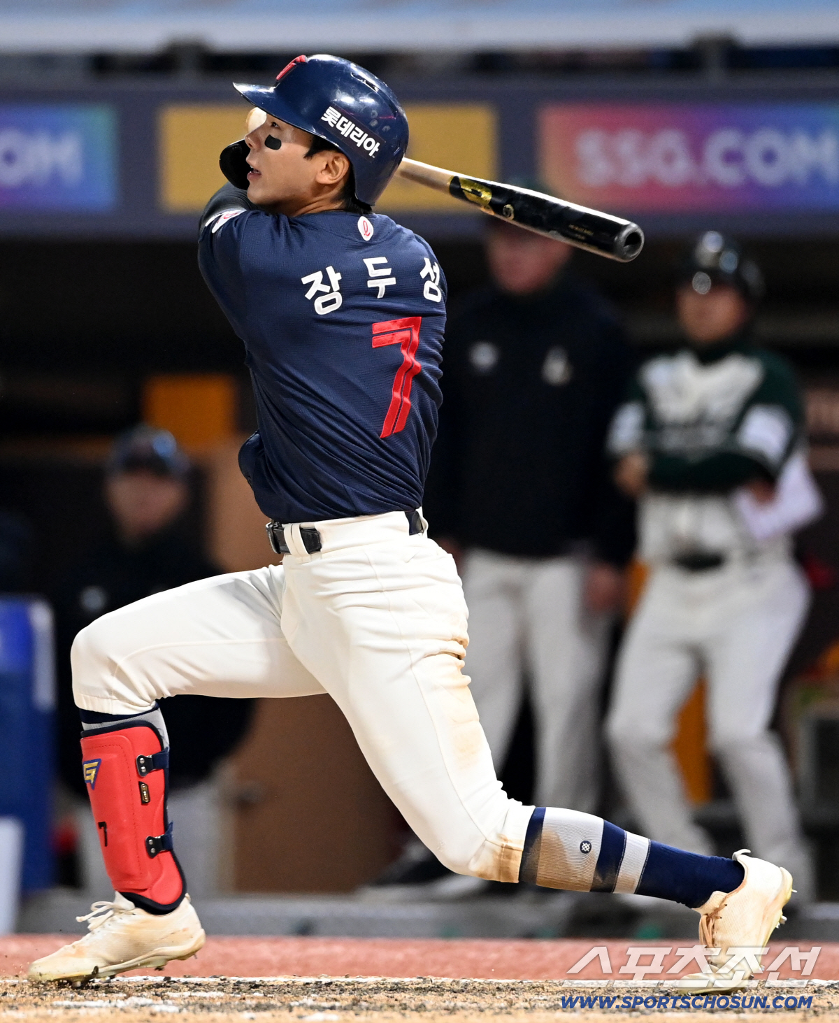 1일 인천SSG랜더스필드에서 열린 롯데와 SSG의 경기. 연장 10회초 2사 1,2루 장두성이 1타점 적시타를 치고 있다. 인천=허상욱 기자 wook@sportschosun.com/2026.05.01/