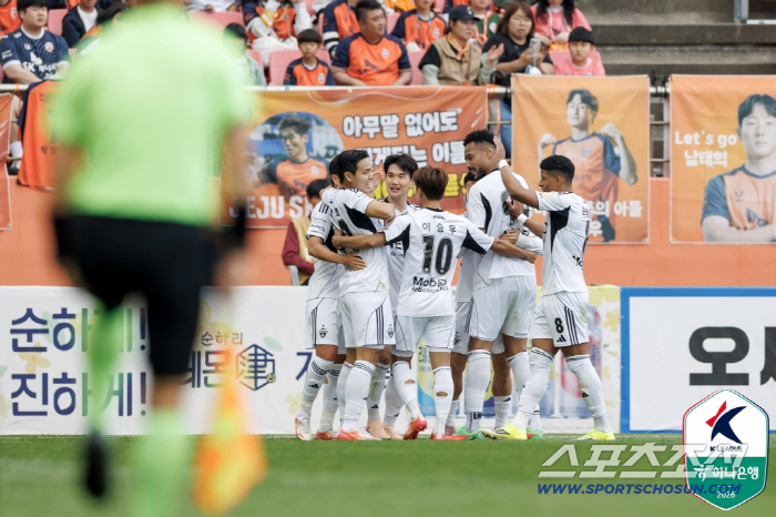 "김진규 마수걸이X티아고 쐐기골" 전북, 제주에 2-0승 '2연승' ...울산 제치고 2위-3년만의 원정승 감격[K리그1 리뷰]