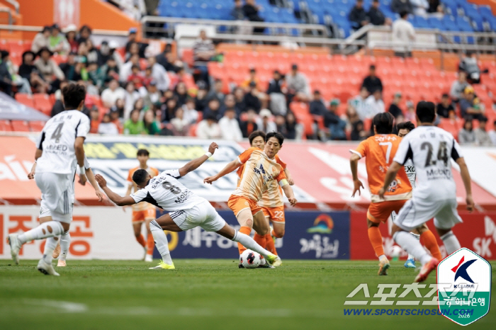 "김진규 마수걸이X티아고 쐐기골" 전북, 제주에 2-0승 '2연승' ...울산 제치고 2위-3년만의 원정승 감격[K리그1 리뷰]