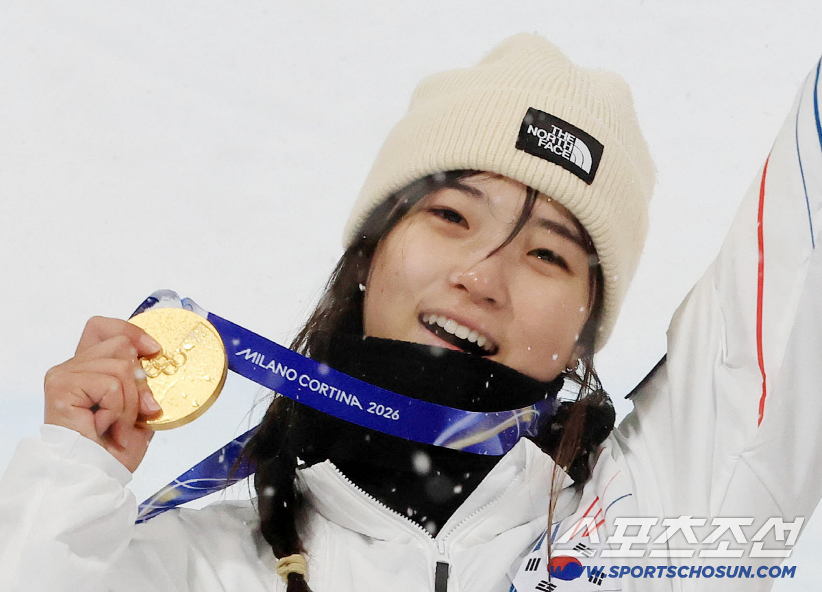 13일(한국시간) 이탈리아 리비뇨 스노파크에서 열린 스키 스노보드 여자 하프파이프 결선에서 최가온이 90.25점을 획득해 금메달을 차지했다. 금메달 들고 포즈를 취하는 최가온. 리비뇨(이탈리아)=송정헌 기자 songs@sportschosun.com/2026.02.13/